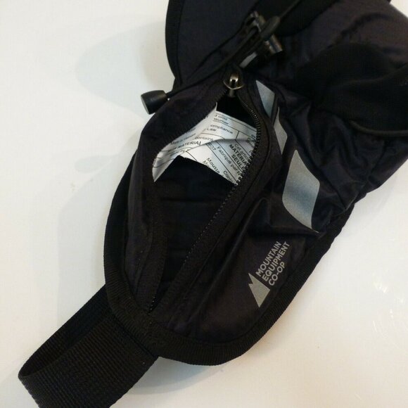 MEC Pace 100 Running Belt Waist Pack Water Bottle Zip Compartment Black - Picture 4 of 7